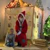 „Trag dein Licht in die Schule und mache sie ein wenig heller“ – mit diesen Worten eröffnete Heike Klimke, Schulleiterin der Grundschule Hochstadt, den Adventsmarkt. Die Kinder führten einen Lichtertanz auf und eine festlich geschmückte Schule lud Kinder, Eltern und Großeltern dazu ein, durch das Gebäude zu bummeln.  Während des mehrwöchigen „Freiday-Projektes“ haben die Kinder mit ihren Lehrkräften im Vorfeld während verschiedener Workshops den Adventsmarkt vorbereitet. Weihnachtliche Geschenke wurden hergestellt und zum Verkauf angeboten. Ein Musikstück wurde zur Begrüßung einstudiert und im Theaterworkshop bastelten die Kinder Kulissen und probten fleißig das Stück „Weihnachten in Gefahr“, das an dem Abend aufgeführt wurde.  Auch die Lesepaten der Schule beteiligten sich an der Aktion und lasen in der adventlich geschmückten Bücherei weihnachtliche Geschichten vor. Der Elternbeirat sorgte im Pausenhof mit selbstgemachten Pizzen, Waffeln und Glühwein beziehungsweise Kinderpunsch an Feuerschalen und Wärmeöfen für das leibliche Wohl. (red)