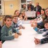 Rudi Horn (stehend hinten li.) und Martina Fischer von der „Alten Mühle“, FFW-Kommandant Johannes Uhmann und vom OGV Horsdorf-Loffeld, Peter Donath mit dem Spendenscheck und die Kinder des Wohnheims St. Michael sowie Leiterin Franziska Lehnert (3. von re.) und die Betreuerinnen. Sie sagen sagen: „Dankeschön!“