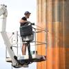 Reinigungsarbeiten im September nach einem Farbanschlag der Klimagruppe Letzte Generation auf das Brandenburger Tor.