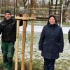 Bad Staffelstein   Damit die neue Outdoor-Fitnessanlage der Stadt auch im Sommer ein Vergnügen ist, haben die Jungen Bürger zusammen mit der Firma Garten- und Landschaftsbau Klaus Reinlein eine rote Kastanie im Wert von rund 500 Euro gespendet. Zur Pflanzaktion trafen sich (v. li.) Zweiter Bürgermeister Holger Then, Klaus Reinlein, JB-Vorsitzende Josepha Lieb und JB-Fraktionssprecher Christian Ziegler. Die Errichtung der Anlage hatte die JB-Stadtratsfraktion vor zweieinhalb Jahren auf Anregung eines Bürgers beantragt. Die Jungen Bürger freuten sich, dass der Stadtrat die Idee unterstützte. „Man hört, sie wird sehr gut angenommen“, so JB-Fraktionsvorsitzender Christian Ziegler. Text: red/