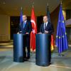 Der türkische Präsident Recep Tayyip Erdogan (l) hatte bei seinem Besuch bei Bundeskanzler Olaf Scholz klargemacht, dass er sich wieder eine stärkere Kooperation im Rüstungsbereich wünscht.
