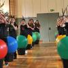 Die Pezzi Kidzz trommelten zu mitreißender weihnachtlicher Musik rhythmisch auf ihren Gymnastikbällen.