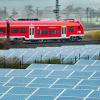 Entlang von Autobahnen und mehrgleisigen Bahnstrecken sind Photovoltaik-Freiflächenanlagen privilegiert.