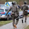 Spezialkräfte der Polizei waren am Morgen mit Rammbock und Kettensäge angerückt.