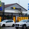 Da die Hinweisschilder zur Höchstparkdauer nicht den vertraglichen Vereinbarungen entsprechen, werden sie bald durch Zusätze ergänzt. Parken außerhalb der Öffnungszeiten bleibt unbeschränkt.