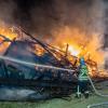 Meterhoch loderten die Flammen aus den brennenden Strohballen, die in der Scheune bei Uetzing gelagert waren. Meterhoch loderten die Flammen aus den brennenden Strohballen, die in der Scheune bei Uetzing gelagert waren.