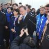 Südkoreas Oppositionschef Lee Jae Myung (M) spricht auf der Baustelle eines neuen Flughafens.