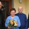 60 Jahre sind Barbara und Josef Müller miteinander verheiratet. Pfarrer Hans Hübner (li) und Zweiter  Bürgermeister Holger Then (re.) gratulieren.
