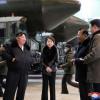 Die von der staatlichen nordkoreanischen Nachrichtenagentur KCNA zur Verfügung gestellte undatierte Aufnahme soll Machthaber Kim Jong Un mit seiner Tochter beim Besuch einer Fabrik für mobile Abschussvorrichtungen für Interkontinentalraketen zeigen.