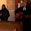 Zefania Slaa (links), zukünftiger Pfarrer aus Tansania und Pfarrer Christoph von Seggern, gestalteten mit Liedern und Gebeten den Partnerschaftsgottesdienst in der Marienkirche.