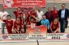 Sieger beim Turnier wurden die „Benefiz Legenden“. Das Gewinner-Team freut sich zusammen mit den Turnierverantwortlichen und dem Schirmherrn, Bürgermeister Jörg Neubauer (re.).