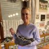 Carolin Büchner präsentiert die Fußballschuhe ihres Opas Lorenz Förtsch. Carolin Büchner präsentiert die Fußballschuhe ihres Opas Lorenz Förtsch.