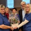 Auch Vorsitzende Martina Buhr (li.) wurde für 30 Jahre Vereinstreue geehrt. Ihr wurde von Silvia Lohneis (re.) ein Präsent überreicht. Auch Monika Faber (2. v. li.), Irena Lux (3. v. li.) und Bürgermeister Bernhard Storath (2. v. re.) gratulierten. Auch Vorsitzende Martina Buhr (li.) wurde für 30 Jahre Vereinstreue geehrt. Ihr wurde von Silvia Lohneis (re.) ein Präsent überreicht. Auch Monika Faber (2. v. li.), Irena Lux (3. v. li.) und Bürgermeister Bernhard Storath (2. v. re.) gratulierten.