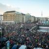 Rund um den Jungfernstieg sammeln sich Tausende Demonstranten - viel mehr als erwartet. Der Protestzug wurde aufgrund von Überfüllung gestoppt.