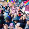 Hunderttausende Menschen sind am Wochenende in zahlreichen deutschen Städten auf die Straßen gegangen, um gegen Rechtsextremismus zu demonstrieren, so wie hier in Hannover.