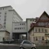 Nur noch wenige Fenster im Baur-Hochhaus und dem angrenzenden EDV-Gebäude (re.) sind zurzeit erleuchtet. Bald könnte das Gebäude anderweitig genutzt werden. Nur noch wenige Fenster im Baur-Hochhaus und dem angrenzenden EDV-Gebäude (re.) sind zurzeit erleuchtet. Bald könnte das Gebäude anderweitig genutzt werden.