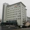 Das Baur-Hochhaus prägt das Stadtbild Burgkunstadts. Die Geschäftsführung des Online-Händlers hat beschlossen, alle Verwaltungseinheiten in Weismain zu konzentrieren. Wie das markante Gebäude künftig genutzt werden soll, ist noch nicht entschieden.