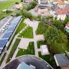 Wie ein Park: Blick vom Burgkunstadter Baur-Hochhaus auf den Außenbereich. Solarzellen wurden auf den Carports installiert (li.) Wie ein Park: Blick vom Burgkunstadter Baur-Hochhaus auf den Außenbereich. Solarzellen wurden auf den Carports installiert (li.)