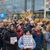 Demonstranten mit Plakaten vor dem Magdeburger Hauptbahnhof.