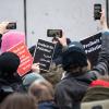 Teilnehmer der propalästinensischen Kundgebung an der Freien Universität (FU) in Berlin. Die Uni steht von mehreren Seiten in der Kritik, nachdem ein jüdischer Student am Wochenende von seinem Kommilitonen geschlagen und verletzt wurde.