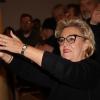 Witt-Geschäftsführerin Stefanie-Zühlke-Schmidt leitet den Chor. Witt-Geschäftsführerin Stefanie-Zühlke-Schmidt leitet den Chor.