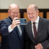 Mit einem herzhaften Lachen: Olaf Scholz (r) und Chris Coons machen ein Selfie.