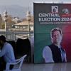 Der inhaftierte Ex-Premier Imran Khan mit dessen Oppositionspartei PTI liegt bei der Parlamentswahl in Pakistan bisher vorne. Die Auszählung der Stimmen läuft noch.