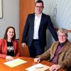 Bürgermeister Jürgen Gäbelein (mi.) begrüßt mit Kristina Tapfer (li.): die neue Geschäftsstellenleiterin der Verwaltungsgemeinschaft. Sie folgt auf Heinrich Dinkel (re.), der sich in den Ruhestand verabschieden wird.