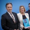 BKA-Präsident Holger Münch (l), Bundesinnenministerin Nancy Faeser und Verfassungsschutzpräsident Thomas Haldenwag stellen ein Maßnahmenpaket gegen Rechtsextremismus vor.