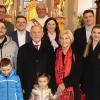 Die Jubilare Gundi und Georg Ultsch (5. und 7. v. re.) nach dem Dankgottesdienst mit der Familie (v. re.): Enkelin Anne und Partner Julian, Enkelin Michaela und Partner Pascal, Tochter Monika, Enkel Johannes, Sohn Michael, Enkel Michael und Frau Yasmine und vorne die beiden Urenkel Leonhard und Magdalena sowie (hinten Pfarrer Gerhard Möckel).