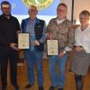 Beim Wanderclub stehen einerseits das gemeinsame Erkunden der Natur und die Bewegung im Mittelpunkt des Vereinsgeschehens. Doch bringt sich der 1972 gegründete und 167 Mitglieder zählende Ortsverein vielseitig gesellschaftlich ein und engagiert sich im Geschehen in der Gemeinde.  Nachdem die Vorstände Kathrin Gratz und Timo Höfer alle zur Hauptversammlung begrüßt hatten, stellte Gratz für das Jahr 2023 mit Freude fest, dass all die geplanten Vorhaben dank vereinten Kräften und Teamgeist umgesetzt wurden.     Dabei überwogen die Wanderaktivitäten. Sie freute sich zudem über zwölf neue Mitglieder im vergangenen Jahr. 2023 brachte daneben auch eine weitere Innovation: So wurde  gemeinsam mit Florian Gries die Website des Wanderclubs in veröffentlicht. Seitdem wird diese federführend von Pierre Schneider offiziell bestückt und aktualisiert. Mitglied Herbert Ammon unterstützt in den ersten Jahren diese Website finanziell.  Als weiteren Meilenstein im Verein sah Gratz die Teilnahme an der Baumaktion „50.000 Bäume für Oberfranken“. In seinem Jahresbericht für 2023 informierte Schriftführer Hellmuth Kiesewetter die Mitglieder über zehn Halbtageswanderungen, eine Fahrradtour und einen Vier-Tages-Ausflug. Dabei stellte er fest, dass auf Wunsch von Mitgliedern in 2023 keine Ganztageswanderungen unternommen wurden. Die Ausschilderung der Wanderwege um Redwitz wurde ebenfalls von den Wanderfreunden übernommen.     Für die verhinderten Wanderwarte erstattete Timo Höfer den Rückblick auf das vergangene Jahr. Im Schnitt nahmen pro Veranstaltung über 19 Teilnehmer teil. 103,9 Kilometer war der Wanderclub unterwegs, was einem Durchschnitt von 9,45 Kilometer pro Wanderstrecke entspricht. Vorausschauend nannte Höfer den Vier-Tagesausflug an die Mosel im August. Zügig und einvernehmlich gestaltete sich die Wahl der Vorstandschaft. Das Vertrauen der Mitglieder erhielt erneut Kathrin Gratz als erste Vorsitzende. Ihr zur Seite wählten die Mitglieder als 2. Vorsitzenden Timo Höfer. Mit Stephan Pfadenhauer wurde ein neuer Schriftführer gewählt. Hellmuth Kiesewetter, der dieses Amt seit 1996 innehatte, hatte sich nicht mehr zur Verfügung gestellt. Ebenfalls Schriftführerin wurde Katja Thierauf. Weiter wählten die Mitglieder Georg Trautmann (Kassier), Lucas Höfer (2. Kassier)m, Pierre Schneider (Wanderwart und Öffentlichkeitsarbeit), Klaus Schwemmlein (2. Wanderwart). In den Ausschuss wurden gewählt Sonja Höfer, Brigitte Ammon, Karin Gäbelein, Ingrid Engelmann, Werner Fröber. Für seine langjährige Arbeit in der Vorstandschaft wurde Hellmuth Kiesewetter mit einem Präsent gedankt.  Etwas Besonderes waren Ehrungen für langjährige Mitgliedschaft. Die beiden Vorstände ehrten für 25 Jahre Treue zum Wanderclub Reinhold Sterzer und für 50 Jahre Joachim Hupf und Jürgen Feiner.