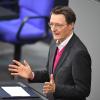Gesundheitsminister Karl Lauterbach spricht bei der Debatte zum Gesetz zur kontrollierten Freigabe von Cannabis im Bundestag.