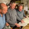 Bilder und Zeitdokumente werden gesichtet und sortiert von Michael Hillebrand, Bernd Grass und Manfred Fischer (v. li.).