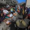 Rafah im Dezember: Palästinenser versammeln sich mit Töpfen, um an einer von einer Wohltätigkeitsorganisation eingerichteten Spendenstelle Essen zu erhalten. Die humanitäre Lage im Gazastreifen ist nach fünf Monaten Krieg katastrophal.