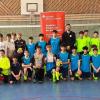 Siegerehrung: (v. li.)  re. MS Michelau (4.), MSRedwitz (3.), Kreissieger HOMS Lichtenfels (blaues Trikot) und und  MS Altenkunstadt (2.) mit(hinten, v. re.) Schiedsrichter Roland Löffler, Bürgermeister Jochen Weberund Markus Engel von der Sparkasse Coburg-Lichtenfels mit den Betreuern.