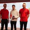 Im Nachhaltigkeitswettbewerb landete das Team „Stxcks“ mit Hannes Denscheilmann(Mitte) vom Gymnasium Burgkunstadt auf dem ersten Platz im Geschäftsgebiet der Sparkasse Coburg – Lichtenfels. Spielbetreuer Alexander Schwarz (re.) und Martin Amberg (li.) von der Sparkasse überreichten die Urkunde sowie die Lif-Card an den gücklichen Sieger.