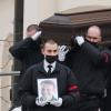 Männer tragen den Sarg und ein Porträt des russischen Oppositionsführers Alexej Nawalny aus der Kirche.