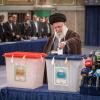 Irans Religionsführer Ajatollah Chamenei während seiner Stimmabgabe in Teheran.