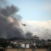 Ein israelischer Hubschrauber fliegt über Chan Junis.