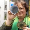 Schau mal an - Kunst lässt sich jetzt eindosen. Christel Meyer zeigt es an.