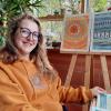 Die Marktzeulner Künstlerin Katharina Michel mit ihren Kunstwerken.