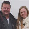 Uwe Wolf (Vorstand Old School Motorcycle Brotherhood e.V.) und Maike Grob (Geschwister-Gummi-Stiftung).