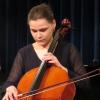 In der Internationalen Musikbegegnungsstätte „Haus Marteau“ in Lichtenberg im Landkreis Hof arbeiteten bis vor wenigen Tagen junge Cellistinnen und Cellisten im Meisterkurs des Celloprofessors Jakob Spahn. Die hochbegabten Talente aus Deutschland, Europa und Südkorea lernten und übten ihre Technik und den Ausdruck ihres Spiels zu verfeinern. Zum Ende des Kurses reisten sie nach Kutzenberg, um ihre Ergebnisse zu präsentieren.   Mit Schumann, Bach, Brahms, Beethoven, Dvorak und Elgar hatten sich die neun Künstlerinnen und Künstler herausragende Komponisten des 18. bis 20. Jahrhunderts ausgesucht. Mit einer beeindruckenden Vorstellung im Festsaal des Bezirksklinikums spielten sich die Cellisten in die Herzen der Zuhörer. Manche Stücke wurden als Solo gespielt, manche begleitete die Japanerin Mana Oguchi meisterhaft am Flügel.  Der Dozent des Meisterkurses, Professor Jakob Spahn, begleitete seine Schülerinnen und Schüler zum Konzertabend. Im Bereich der klassischen Musik ist er kein Unbekannter: Jakob Spahn schloss sein Studium an der Hanns-Eisler-Hochschule für Musik in Berlin mit dem „Solistendiplom mit Auszeichnung“ ab. Im Anschluss an seine zweijährige Zeit als Stipendiat der „Karajan-Akademie“ bei den Berliner Philharmonikern wurde er 2011 Solocellist der Bayerischen Staatsoper in München. Spahn lehrt als Professor an der Musikhochschule Nürnberg.  Er ist Preisträger zahlreicher nationaler und internationaler Wettbewerbe und wurde 2010 beim ARD-Wettbewerb mit dem Sonderpreis der „Alice-Rosner-Foundation“ ausgezeichnet.   Der Bezirk Oberfranken mit seinem Verwaltungsleiter Ulrich Wirtz war stolz darauf, einen dieser Meisterkurse zu einem Konzert als Gast zu haben: „Diese Woche ist und war Meisterkurs“, freute sich Ulrich Wirtz auf die folgenden knapp zwei Stunden. „Ich bin nicht das erste Mal im Haus Marteau“, begrüßte auch ein fröhlicher und bestens gelaunter Jakob Spahn die Klassik-Liebhaber im Festsaal. „Es beginnt mit Schumann und hört mit Schumann auf“, lud er die Gäste auf eine musikalische Reise ein.  Die Teilnehmer seines Meisterkurses präsentierten in Kutzenberg ein Konzert auf Spitzenniveau. Es spielten Antonio Lorente Garcia, Henrike Körner, Lukas Hrncarek, Leyre Barros, Johannes Kaiser, Anselm Siebelitz, Mathilde Heise, Franz Hofereiter und Kim Minyoung auf ihren Celli.   Das Cello – auch als Violoncello bekannt – entstand nach 1535 in Norditalien und wird mit einem Bogen gestrichen, selten auch mit dem Finger gezupft. Es ist ein aus verschiedenen Holzarten gefertigtes Streichinstrument. Ein Cello wird in der Regel auf einem Stachel stehend zwischen den Beinen des Cellisten im Sitzen gespielt. Das Besondere an diesem Streichinstrument mit seinen vier Saiten ist einerseits der weiche und vielfältige Klang, andererseits der große Tonumfang von mehreren Oktaven.