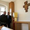 Eine kleine Kapelle wurde im ersten Stock des Pfarrhauses eingerichtet, damit die Patres ihre Andachten innerhalb der Klausur abhalten können. Der damalige Kirchenpfleger Thomas Siebenaller und Pater Kosma Rejmer. Archiv- Eine kleine Kapelle wurde im ersten Stock des Pfarrhauses eingerichtet, damit die Patres ihre Andachten innerhalb der Klausur abhalten können. Der damalige Kirchenpfleger Thomas Siebenaller und Pater Kosma Rejmer. Archiv-