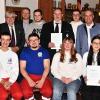 Die Wasserwacht Altenkunstadt ehrte treue Mitglieder und dankte allen, die erfolgreich eine Ausbildung abgeschlossen haben. Vorsitzender Bastian Groß, der Abteilungsleiter des Wasserwachtkreisverbandes Lichtenfels, Oliver Naumann, BRK-Kreisgeschäftsführer Thomas Petrak, Zweiter Bürgermeister Marco Weidner, Bürgermeister Robert Hümmer und Gemeinderat Karlheinz Hofmann (v. li.) dankten ihnen.