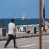 Ein Schiff der Hilfsorganisation Open Arms nähert sich der Küste des Gazastreifens und schleppt einen Lastkahn mit 200 Tonnen humanitärer Hilfe.