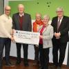 Lichtenfels/Redwitz    Der Redwitzer Altbürgermeister Jochen Neumann verzichtete anlässlich seines 85. Geburtstags auf Geschenke. Dafür bat er um Spenden für die OT-Leseraktion „Helfen macht Spaß“ (HMS). Die Spenden flossen reichlich: 850 Euro kamen zusammen. HMS-Initiator Till Mayer (li.), stellvertretende BRK-Kreisvorsitzende Rosemarie Göhring (2. v. re.) und BRK–Kreisgeschäftsführer Thomas Petrak (re.) bedankten sich herzlich bei Jochen und Margot Neumann.