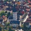 Auf einem Luftbild aus dem Jahr 2009 wird die Nähe der historischen Zehntscheune im Uselhof Bad Staffelstein zur Pfarrkirche Sankt Kilian deutlich. Links im Bild ist das historische Fachwerkrathaus zu erkennen.