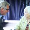 Vier Holocaust-Überlebende, die sich ihren Lebensmut bewahrt haben, porträtiert der Film „Mut zum Leben“. Der Screenshot zeigt Liedermacher Konstantin Wecker im Gespräch mit Esther Bejanaro.