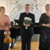 Solobratscherin der Bamberger Symphoniker Lois Landsverk (li.), Pianist Wolfgang Kühnl und Mezzosopranistin Michaela Schuster.